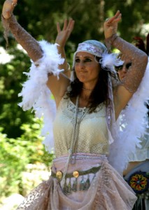 Belly-Dancing-Vintage-Style-in-4th-of-July-Parade