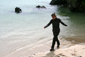 beach-walking-stewart-island-new-zealand